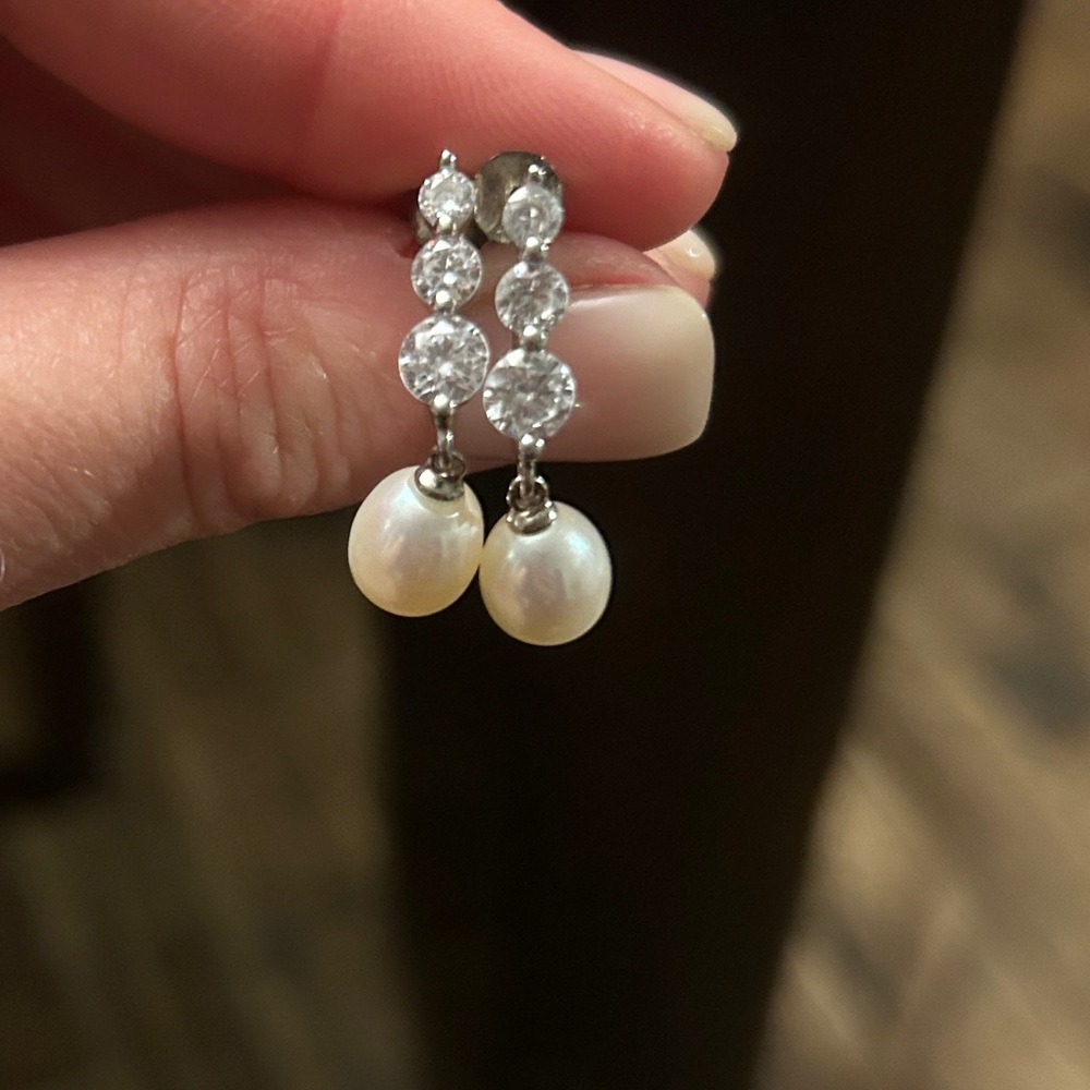 NWOT Pearl Earrings